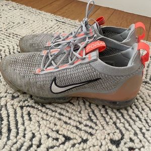 Nike Vapormax size 10, lightly worn.